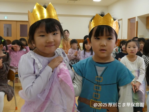 誕生会で入場するあさがお組（３歳児）の子どもたち