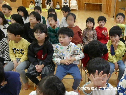 誕生会の様子をじっくり見ている子どもたちの様子