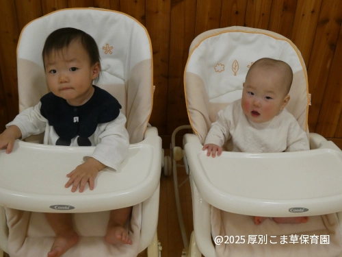 穏やかな表情で誕生会の様子を見つめているたんぽぽ組（０歳児）の子どもたちの様子