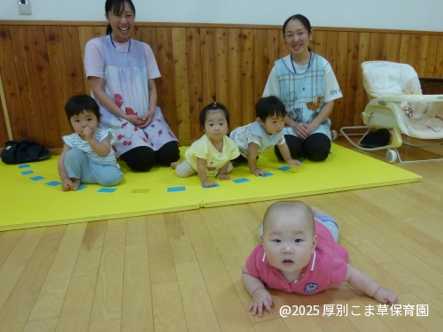 誕生会の始まりを待っているたんぽぽ組（０歳児）の様子