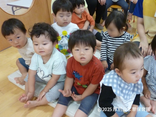 誕生会が始まった際のたんぽぽ組（１歳児）の様子