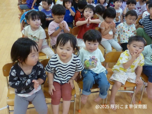 誕生会で先生の話を聞いているちゅうりっぷ組（２歳児）の様子
