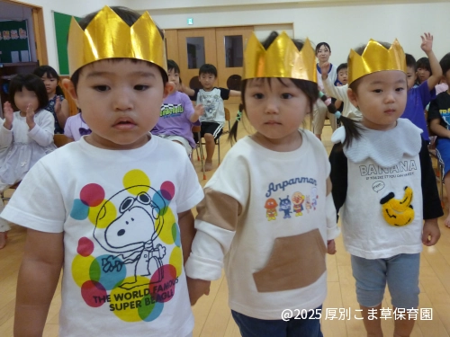 緊張しながら入場する誕生児（１歳児）の様子