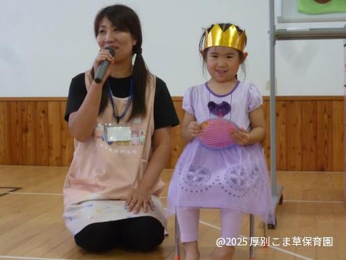 先生から紹介されている誕生児（３歳児）の様子