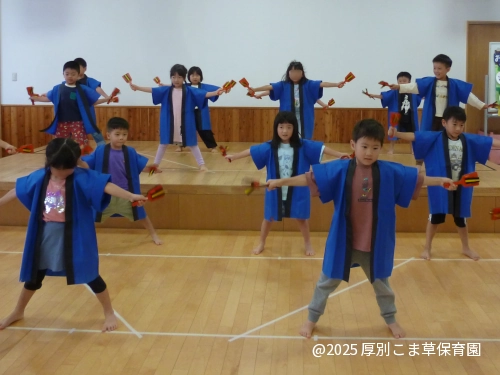 よさこいソーランロックを踊るひまわり組（５歳児）の様子