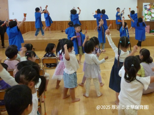 よさこいソーランロックを一緒に踊っている可愛らしい子どもたちの様子