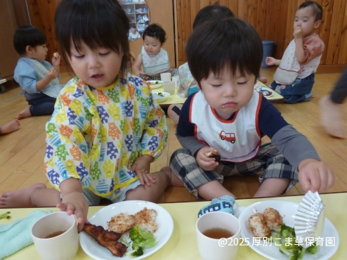 お昼ごはんを食べているたんぽぽ組(1歳児)の様子