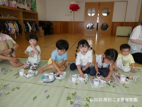 お昼ごはんを食べているちゅうりっぷ組(2歳児)の様子