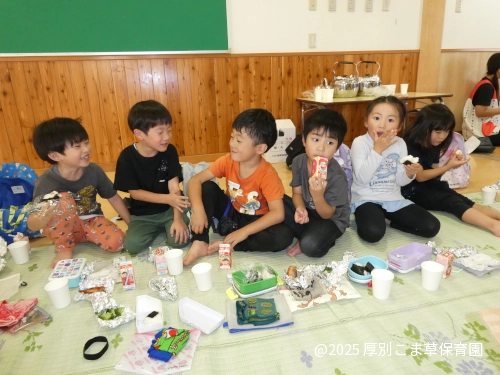 お昼ごはんを食べているすみれ組(4歳児)の様子
