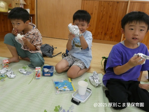 お昼ごはんを食べているひまわり組(5歳児)の様子