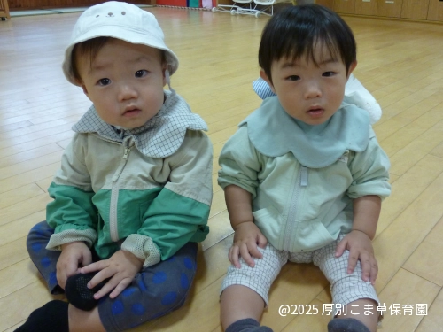 遠足の準備を済ませたたんぽぽ組（０歳児）の様子