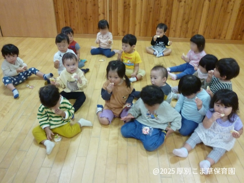 出発前にみんなでおやつを食べているたんぽぽ組（１歳児）の様子