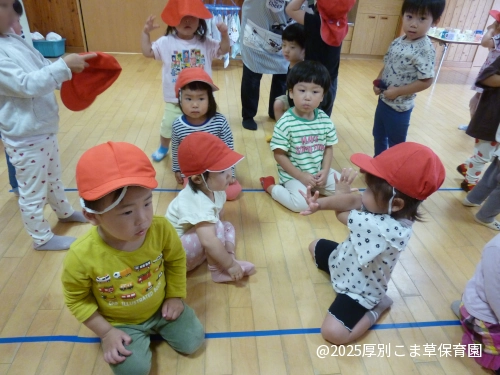 頑張って自分で身支度しているちゅうりっぷ組（２歳児）の様子