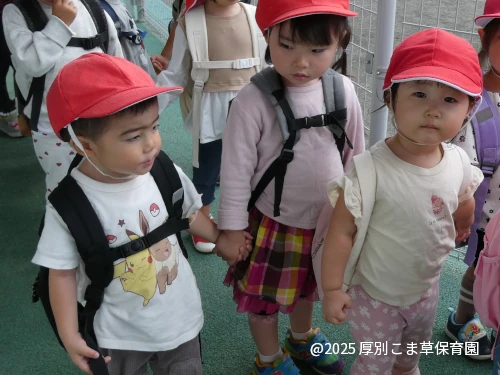 手をつないで遠足に出発するちゅうりっぷ組（２歳児）の様子