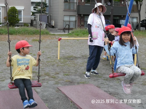 順番を守って楽しくブランコに乗る子どもたちの様子