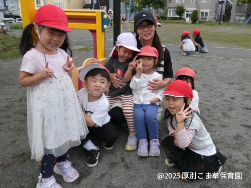先生と一緒にみんなで写真を撮影してもらっている子どもたちの様子