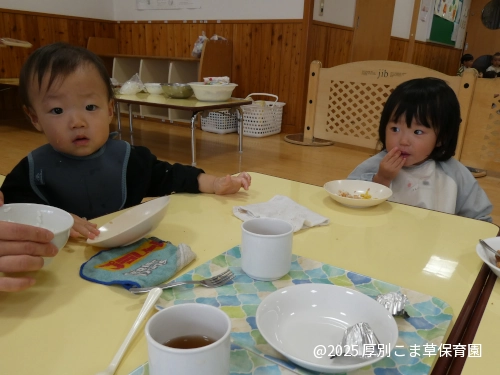 お昼ごはんを食べているたんぽぽ組（０歳児）の様子