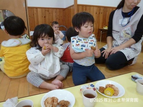 お昼ごはんを食べているたんぽぽ組（１歳児）の様子