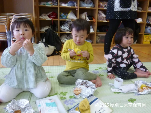 お昼ごはんを食べているちゅうりっぷ組（２歳児）の様子
