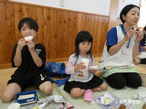 お昼ごはんを食べている３歳以上児の様子