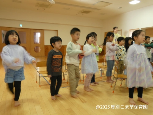 できるきゃんたいそうお踊っている子どもたちの様子