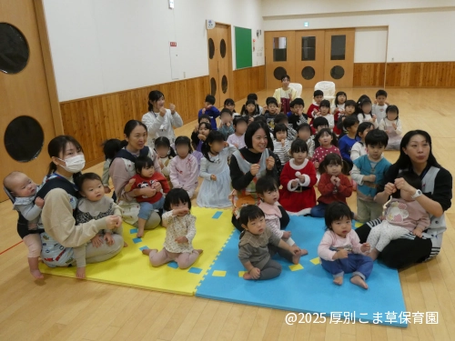 クリスマス会を楽しみに待つ子どもたちの様子