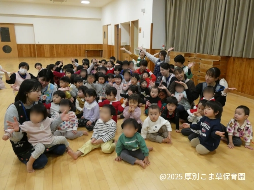 クリスマス会を楽しみに待つ子どもたちの様子