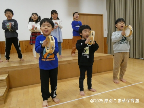 ひまわり組（５歳児）がクリスマスソングを披露している様子
