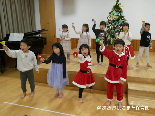 ひまわり組（５歳児）がクリスマスソングを披露している様子