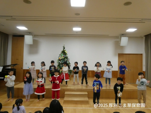 ひまわり組（５歳児）がクリスマスソングを披露している様子
