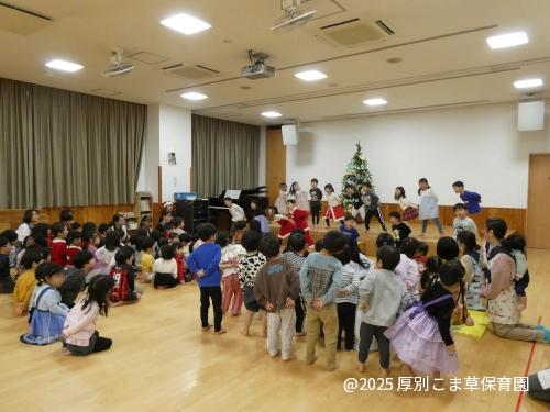 ひまわり組が披露するクリスマスソングに合わせて一緒に歌っている子どもたちの様子