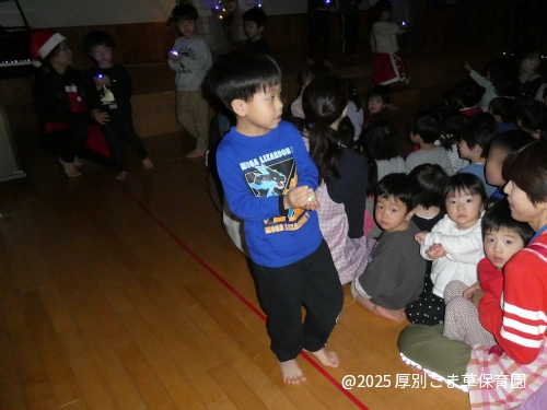 キャンドルサービスをしているひまわり組（５歳児）の子どもたちの様子