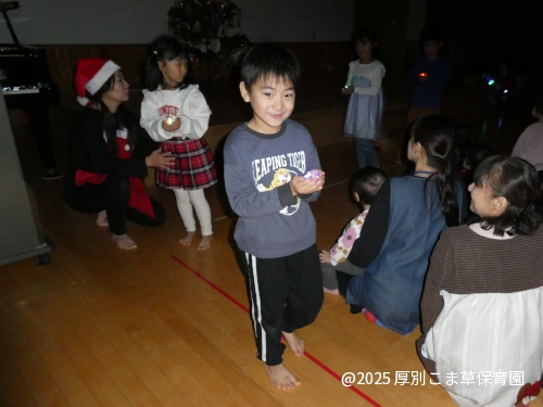 キャンドルサービスをしているひまわり組（５歳児）の子どもたちの様子