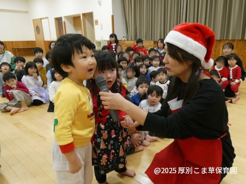 サンタさんに質問する子どもたちの様子