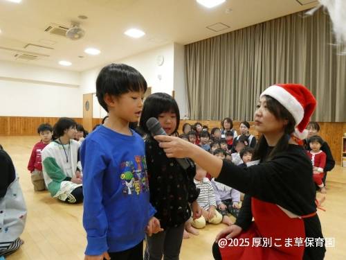 サンタさんに質問する子どもたちの様子