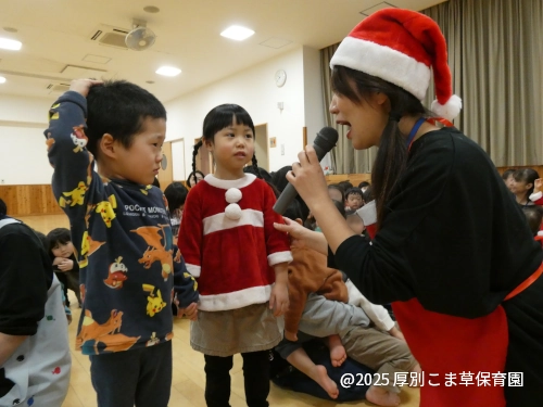 サンタさんに質問する子どもたちの様子