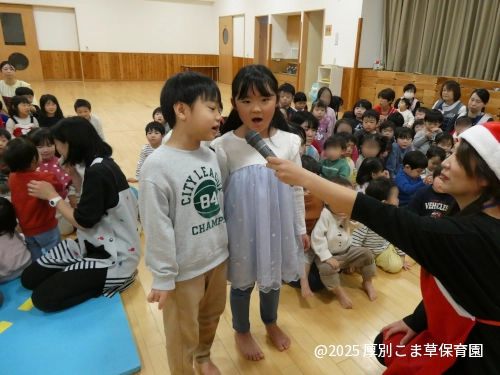 サンタさんに質問する子どもたちの様子