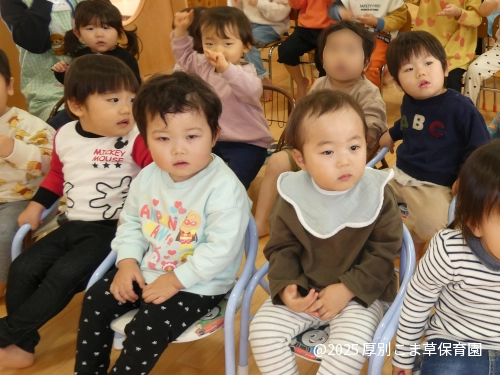 椅子に座って誕生会に参加しているたんぽぽ組（１歳児）の様子