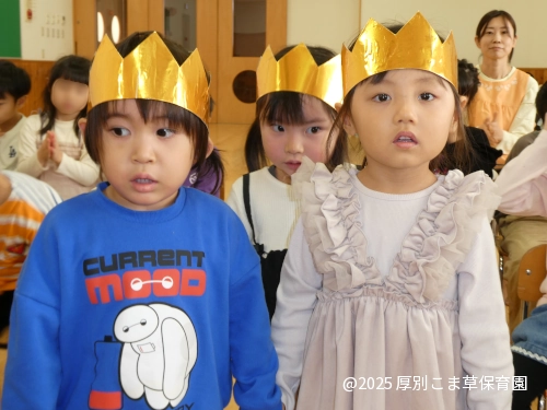 少し緊張した様子で手をつないで入場する誕生児（２歳児）の様子（その１）