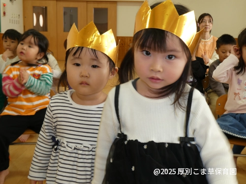 少し緊張した様子で手をつないで入場する誕生児（２歳児）の様子（その２）