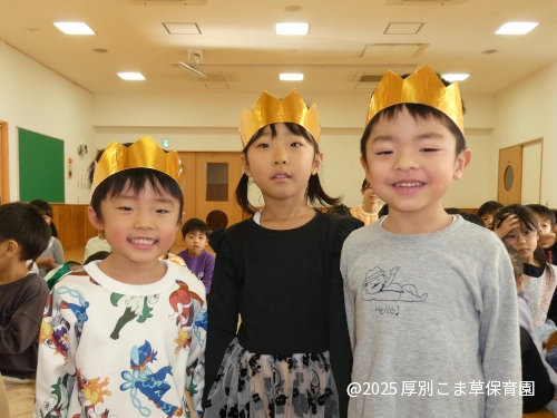 にこやかに入場するひまわり組（５歳児）の子どもたちの様子