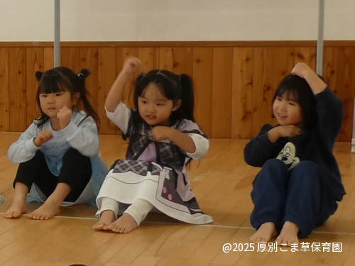 クラスの出し物を踊っているあさがお組（３歳児）の様子