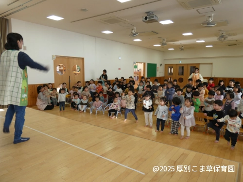 アブラハムの子を歌って踊っている子どもたちの様子