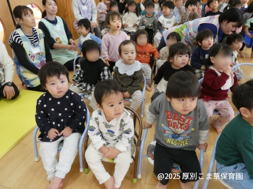 椅子に座って誕生会に参加しているたんぽぽ組（１歳児）の様子