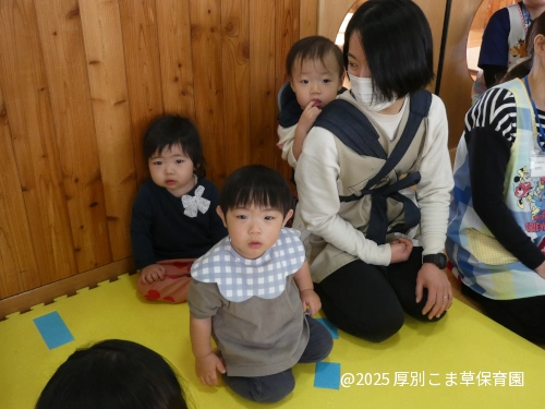 誕生会に参加しているたんぽぽ組（０歳児）の様子