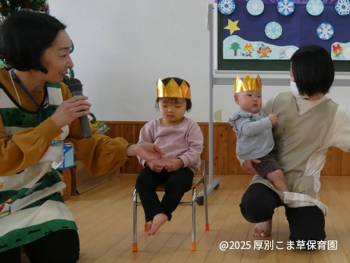 ステージの上で紹介されている誕生児の様子