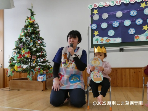 ステージの上で紹介されている誕生児の様子