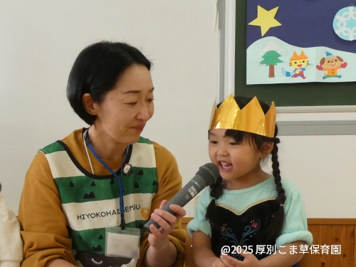 先生の質問に答えている誕生児の様子