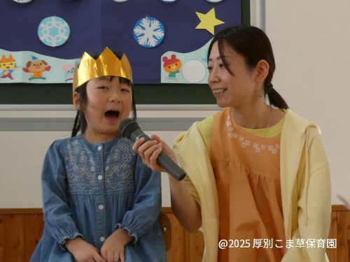 先生の質問に答えている誕生児の様子