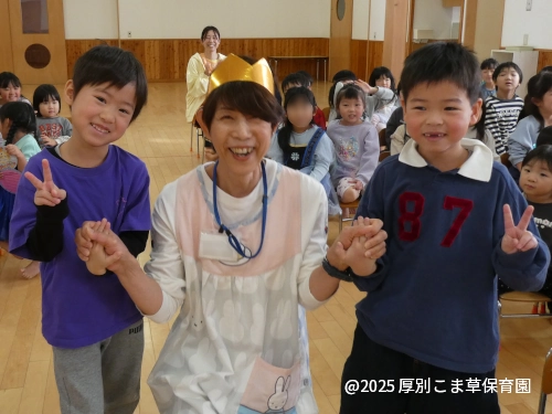 誕生日を迎えた先生をエスコートする子どもたち（５歳児）の様子